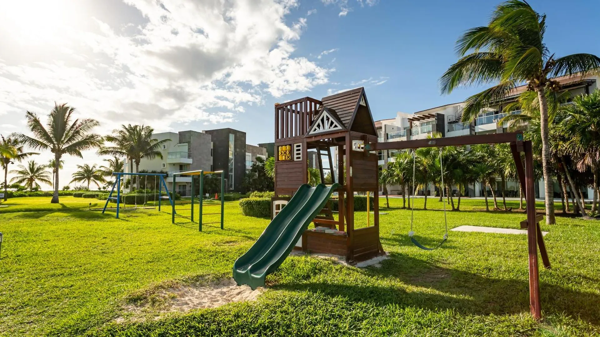 Casa 401N Los Secretos Apts Playa del Carmen México